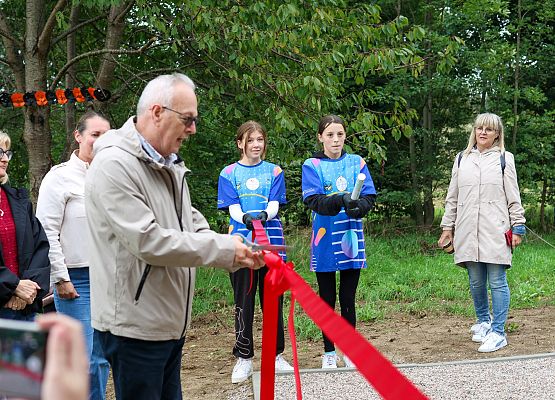 dyrektor przecina wstęgę