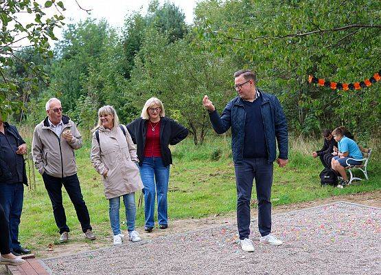 sołtys objaśnia zasady gry