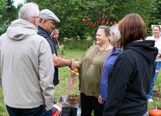 wręczenie medali drużynie rodziców