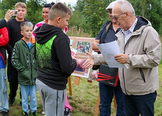 dyrektor wręcza nagrody