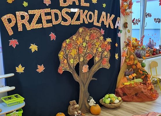 uczestnicy jesiennych zajęć w przedszkolu