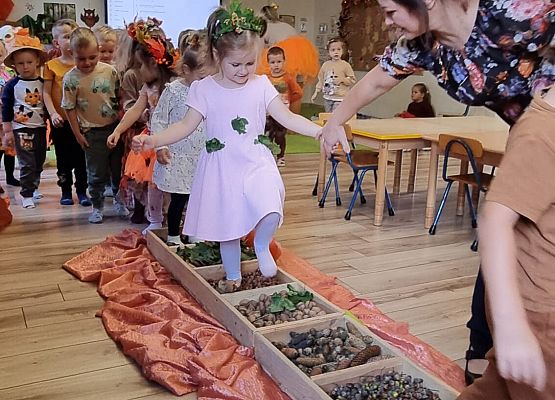 uczestnicy jesiennych zajęć w przedszkolu