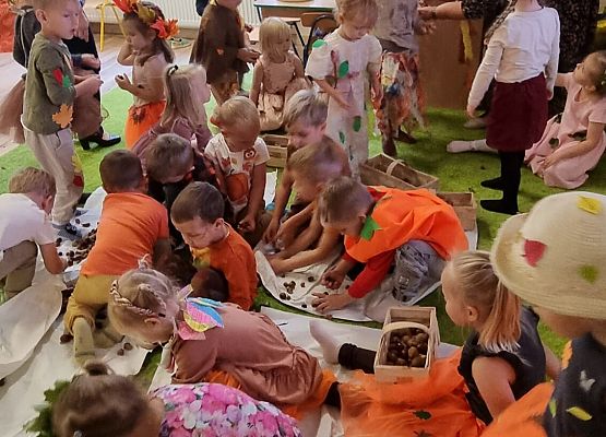 uczestnicy jesiennych zajęć w przedszkolu