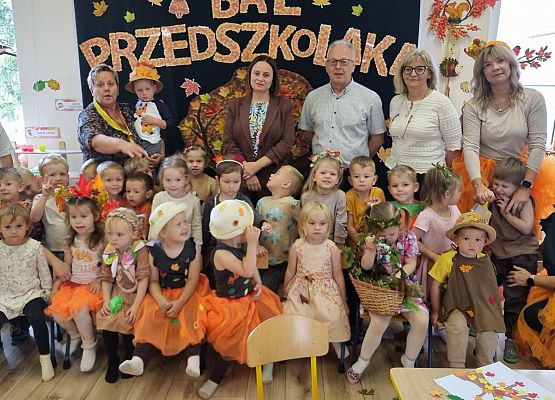 uczestnicy jesiennych zajęć w przedszkolu