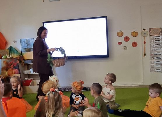 uczestnicy jesiennych zajęć w przedszkolu