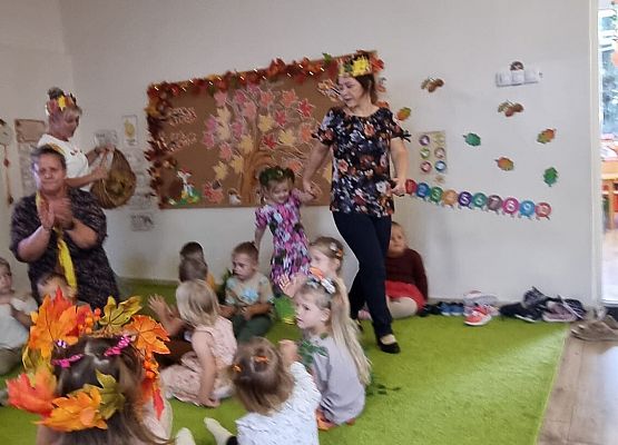 uczestnicy jesiennych zajęć w przedszkolu