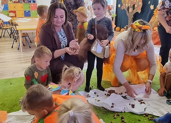 uczestnicy jesiennych zajęć w przedszkolu