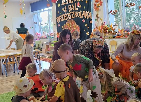 uczestnicy jesiennych zajęć w przedszkolu