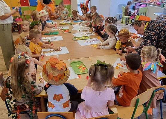 uczestnicy jesiennych zajęć w przedszkolu