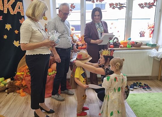 uczestnicy jesiennych zajęć w przedszkolu