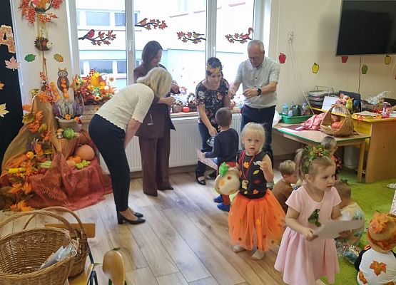 uczestnicy jesiennych zajęć w przedszkolu