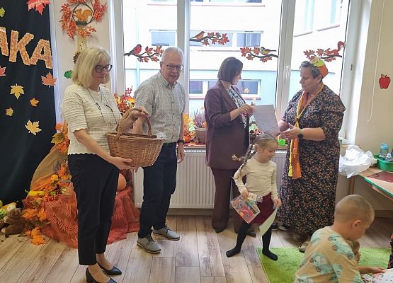 uczestnicy jesiennych zajęć w przedszkolu