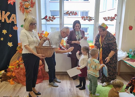 uczestnicy jesiennych zajęć w przedszkolu