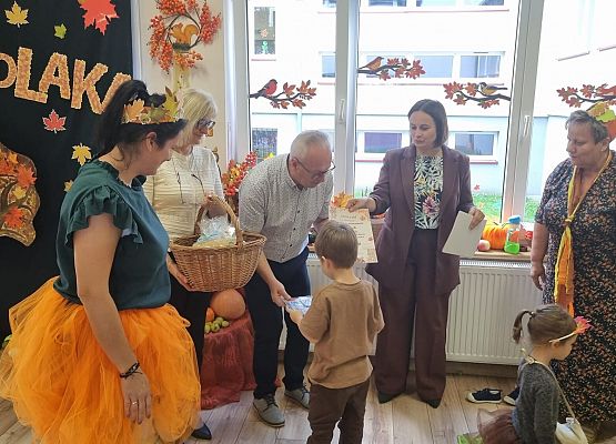 uczestnicy jesiennych zajęć w przedszkolu