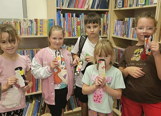 dzieci prezentują swoje prace