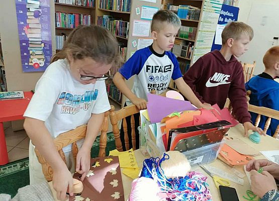 uczniowie pracują w grupie