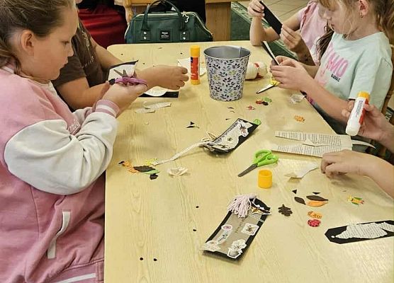 uczniowie wykonują jesienne prace plastyczne