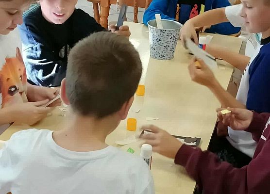 uczniowie wykonują jesienne prace plastyczne