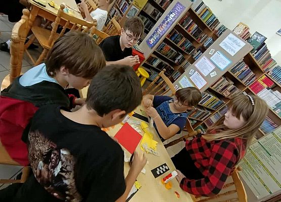 uczniowie wykonują jesienne prace plastyczne