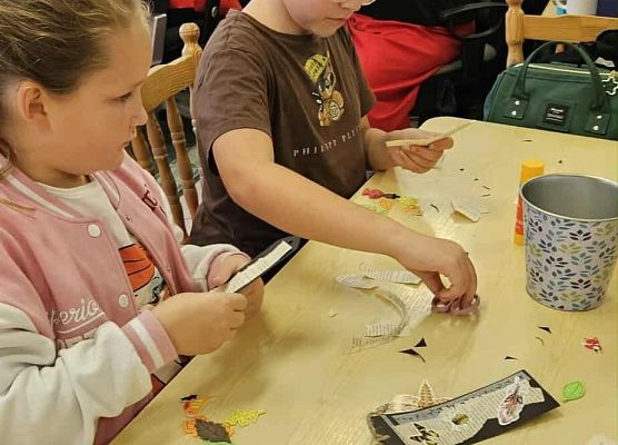 uczniowie wykonują jesienne prace plastyczne