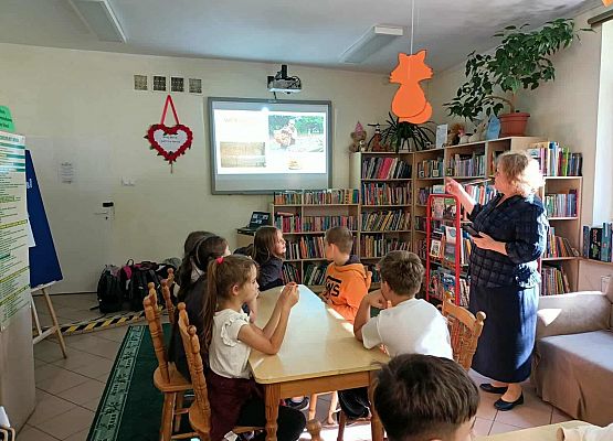 nauczycielka objaśnia uczniom