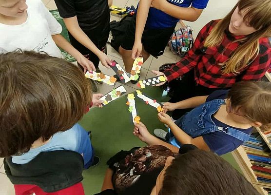 uczniowie podczas zajęć