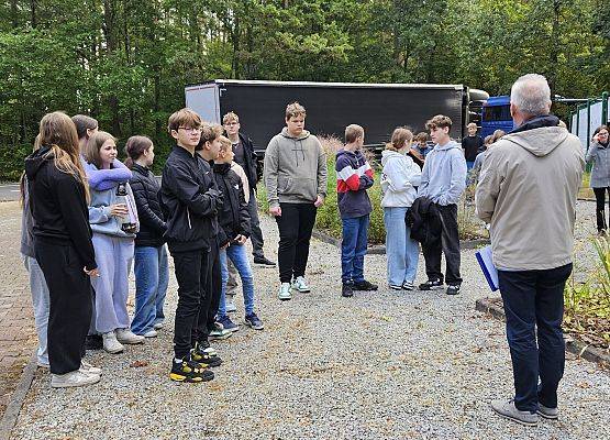 dyrektor opowiada uczniom