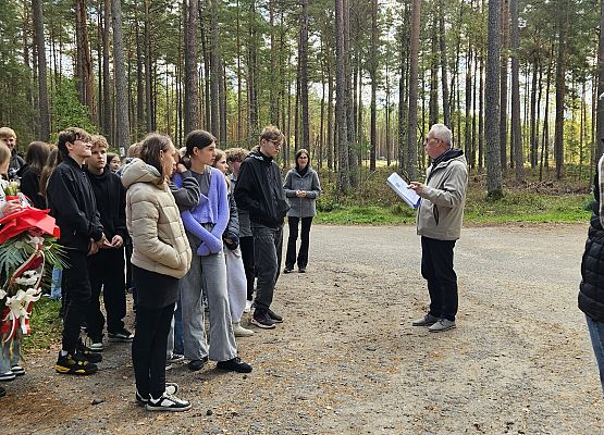 dyrektor oprowadza uczniów