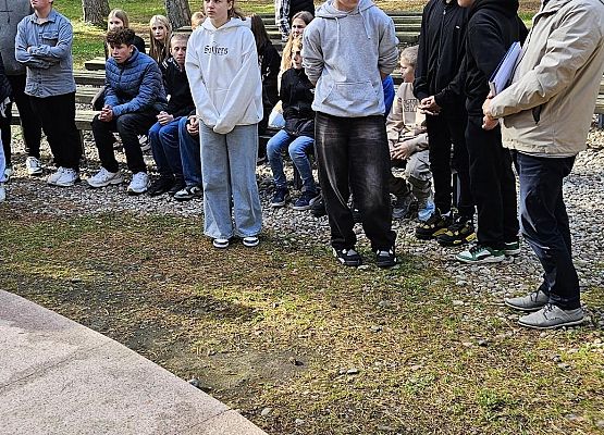 dyrektor opowiada uczniom