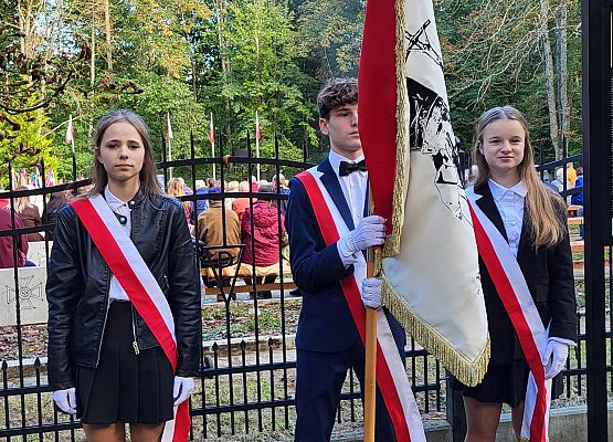 poczet sztandarowy ze sztandarem