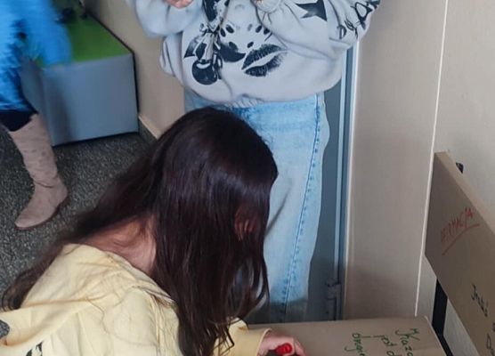 uczennice zapisują na ławce swoje pozytywne myśli