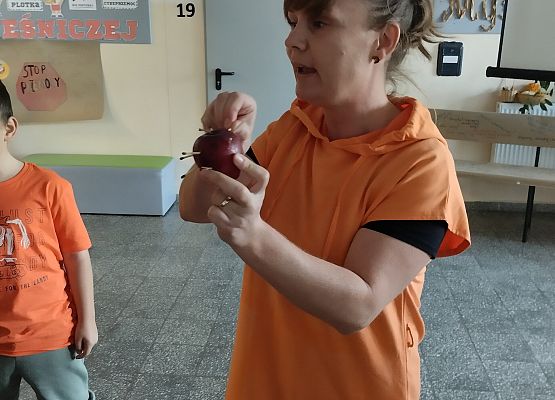 pedagog prowadzi zajęcia