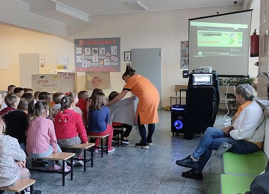 uczniowie na zajęciach z pedagogiem