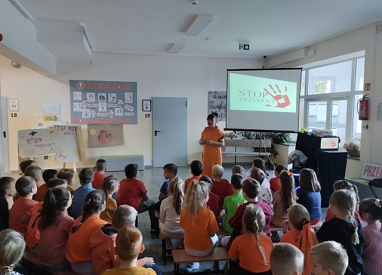 uczniowie na zajęciach z pedagogiem