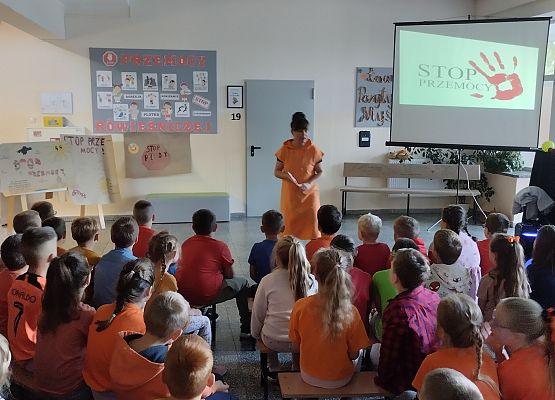 uczniowie na zajęciach z pedagogiem