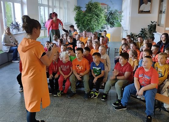 uczniowie na zajęciach z pedagogiem