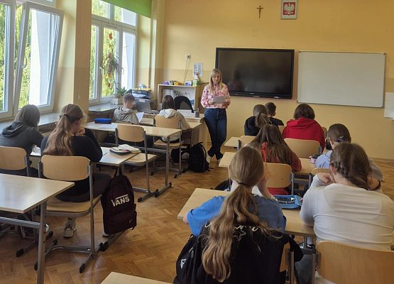 nauczycielka prowadzi zajęcia z uczniami