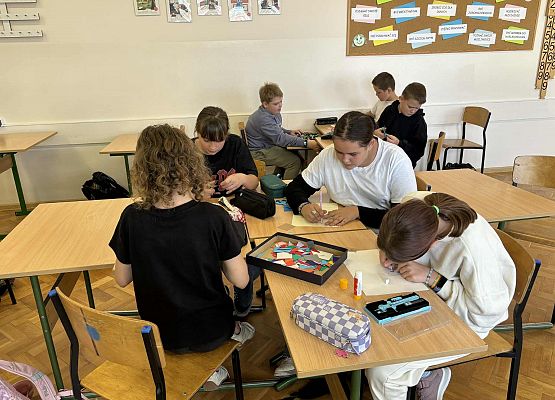 uczniowie pracują w grupach