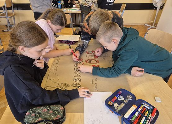 uczniowie wykonują plakat