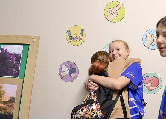 wolontariuszki witają koleżanki