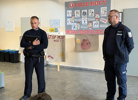 policjanci prowadzą zajęcia z uczniami