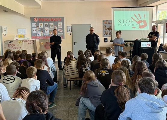 policjanci prowadzą zajęcia z uczniami