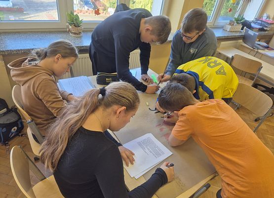 uczniowie wykonują plakat