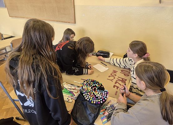 uczennice wykonują plakat