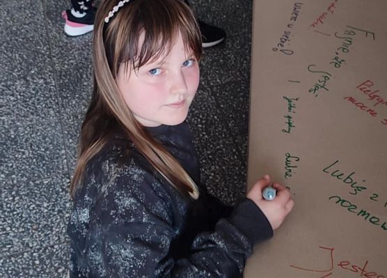 uczennice zapisują dobre, miłe informacje na ławce