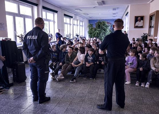 policjanci prowadzą zajęcia z uczniami