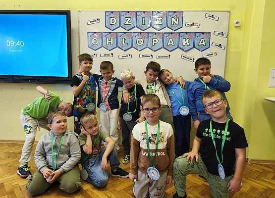 chłopcy prezentują otrzymane medale
