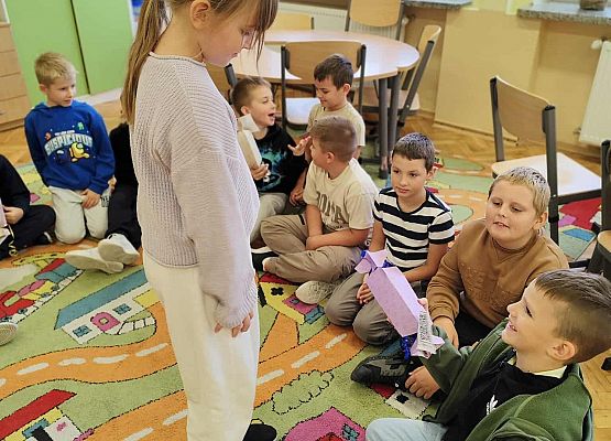 dziewczynki przekazują chłopcom kartki z życzeniami