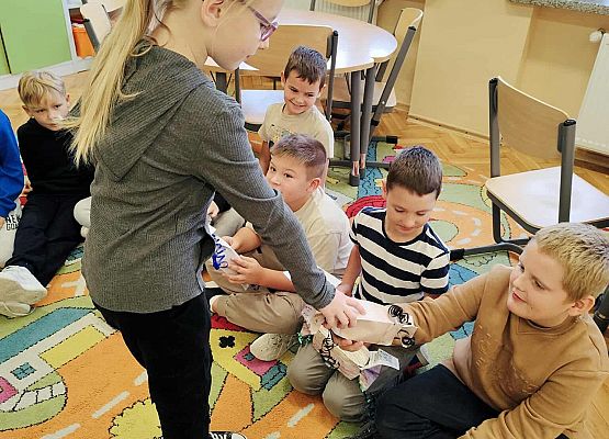 uczennica wręcza kolegom upominki