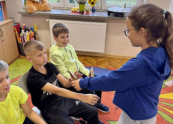 uczennica składa życzenia kolegom